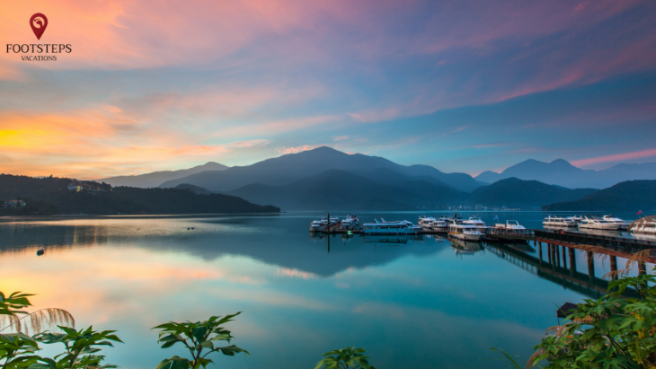 Hồ Nhật Nguyệt: Là một trong những hồ đẹp nhất Việt Nam, Hồ Nhật Nguyệt mang lại cho du khách cảm giác thư giãn và tuyệt vời. Bên cạnh các tiện ích hiện đại, hồ còn được bao bọc bởi thiên nhiên xanh tươi và đồi núi nhiều màu sắc. Hãy đến khám phá và tận hưởng khoảnh khắc thanh tịnh tại đây.